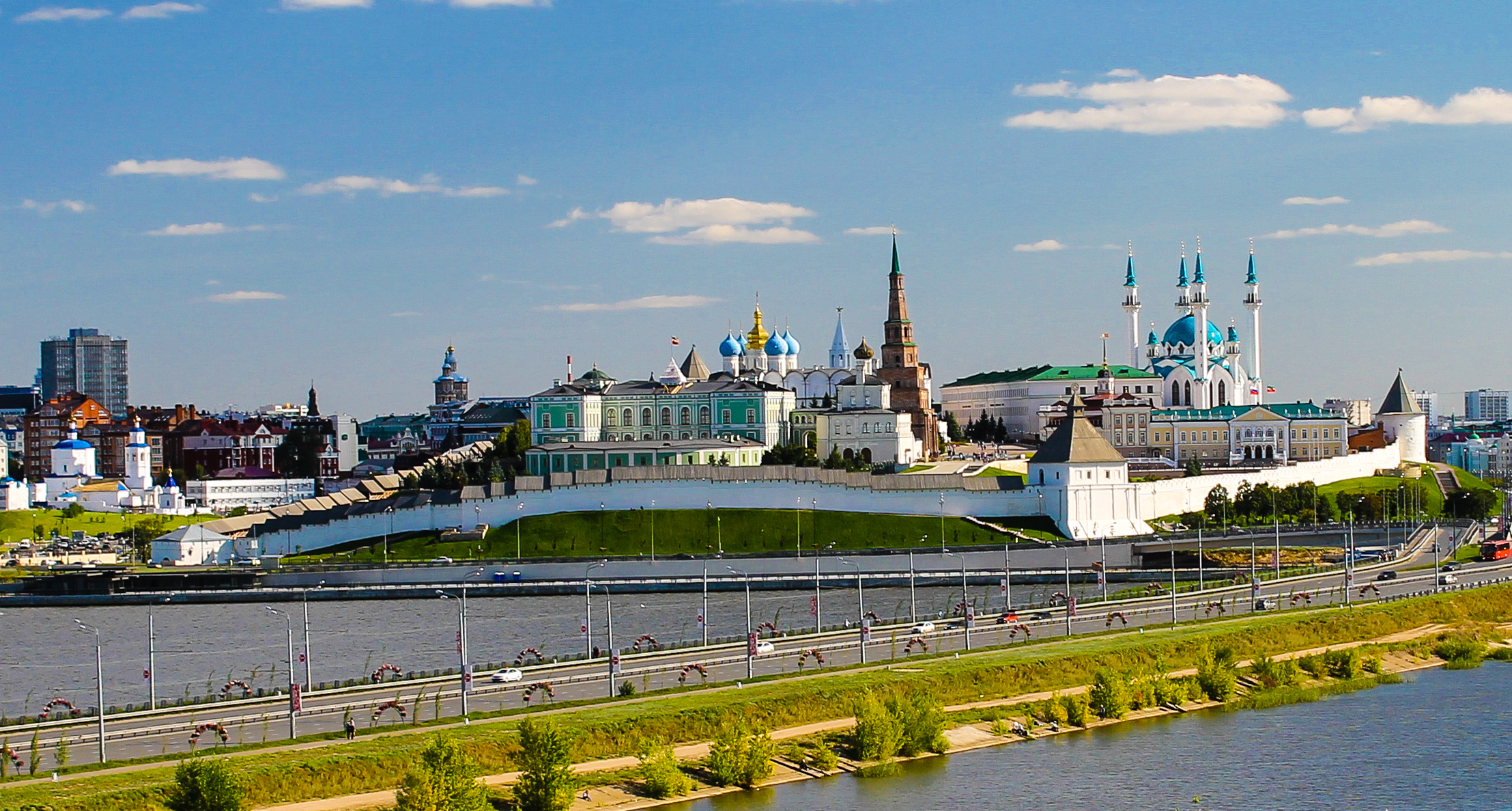 Сколько времени в тата. Казанский Кремль Казань. Историко-архитектурный комплекс «Казанский Кремль» (Казань). Казань вид на Кремль. Белокаменный Кремль Казань.